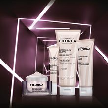 Filorga Oxygen-Glow Pflegeserie bestehend aus vier Produkten: einer Creme in einem Tiegel, zwei Tuben und einem Pumpspender in Rosatönen. Die Produkte sind vor einem futuristischen Hintergrund mit leuchtenden Linien in einem dunklen Tunnel platziert.