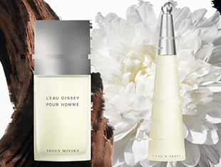 Issey Miyake L’Eau d’Issey Pour Homme und L’Eau d’Issey Damen Duft vor Blütenhintergrund