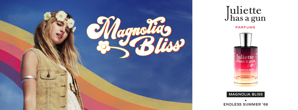 Werbebild für das Parfüm ‚Magnolia Bliss‘ von Juliette has a gun. Links steht eine Frau mit Blumenkranz im Haar vor einem blauen Himmel und bunten Retro-Streifen, im Stil der 60er-Jahre. Daneben steht der Schriftzug ‚Magnolia Bliss‘ in verspielter, weißer Schrift mit Blümchen. Rechts ist der rosafarbene Flakon abgebildet. Text: ‚Juliette has a gun – Parfums – Magnolia Bliss – Endless Summer ’69‘.