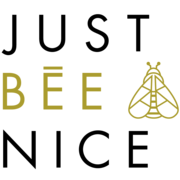 Logo mit der Aufschrift „JUST BEE NICE“, wobei das Wort „BEE“ in goldener Farbe und neben einer stilisierten Biene dargestellt ist.
