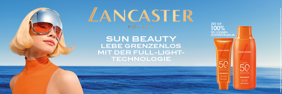 Werbung für Lancaster Monaco Sun Beauty Sonnencreme mit Full-Light-Technologie. Eine Frau mit blonden Haaren, futuristischer Sonnenbrille und orangefarbenem Outfit blickt in die Ferne vor einem blauen Meereshintergrund. Rechts sind zwei orangefarbene Sonnencreme-Produkte mit LSF 50+ abgebildet. Der Slogan lautet: 'Lebe grenzenlos mit der Full-Light-Technologie'.
