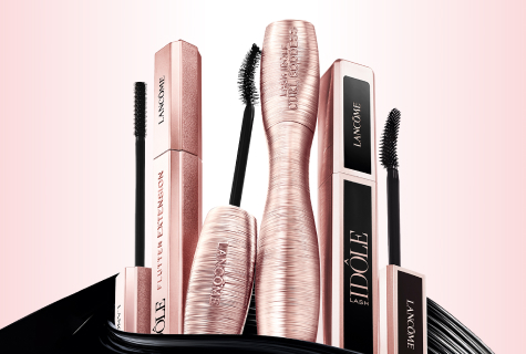Lancôme Mascara in roségoldenem Design mit geöffneten Bürsten und Verpackungen der Lash Idôle Serie vor hellem Hintergrund.