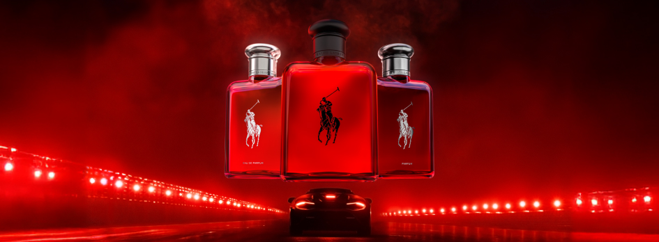 Ralph Lauren Parfum-Kollektion – Drei leuchtend rote Flakons mit ikonischem Polo-Logo vor einer futuristischen roten Lichtkulisse.