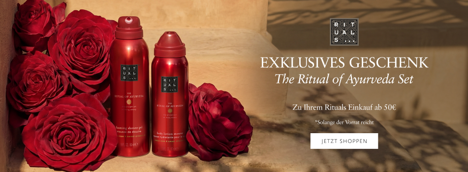 Rituals Ayurveda Geschenkset mit roten Pflegeprodukten und roten Rosen in warmer, luxuriöser Inszenierung.