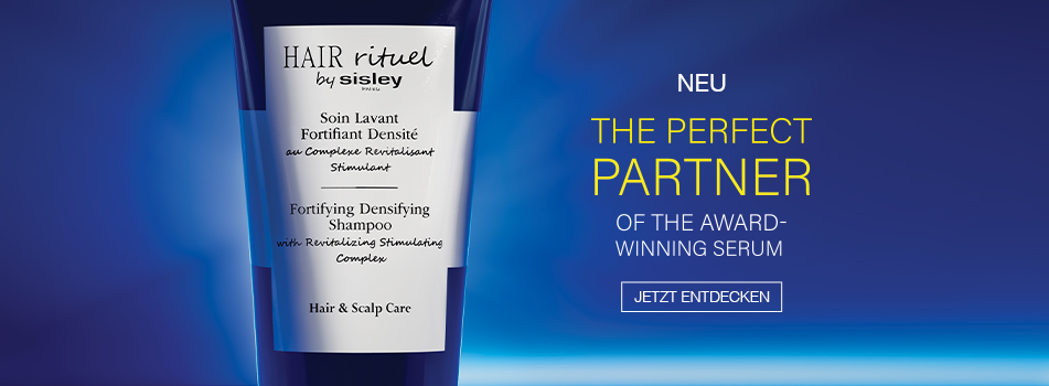Werbung für das Shampoo 'Fortifying Densifying Shampoo' von Hair Rituel by Sisley. Links im Bild ist eine große blaue Shampooflasche mit weißem Etikett zu sehen. Rechts steht der Text: 'NEU – The Perfect Partner of the Award-Winning Serum'. Darunter ein Button mit der Aufschrift 'Jetzt entdecken'. Der Hintergrund ist in verschiedenen Blautönen gehalten und vermittelt einen frischen, modernen Eindruck.