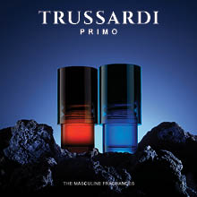 Trussardi Primo und Primo Notte Duftflakons in Rot und Blau auf dunklen Felsen inszeniert