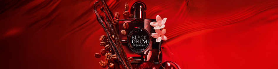 Produktbanner für Yves Saint Laurent Black Opium: Schwarzer Parfumflakon mit der Aufschrift ‚Black Opium‘ vor rotem Hintergrund, umgeben von Kaffeebohnen, Vanilleschoten und einer hellen Blüte.
